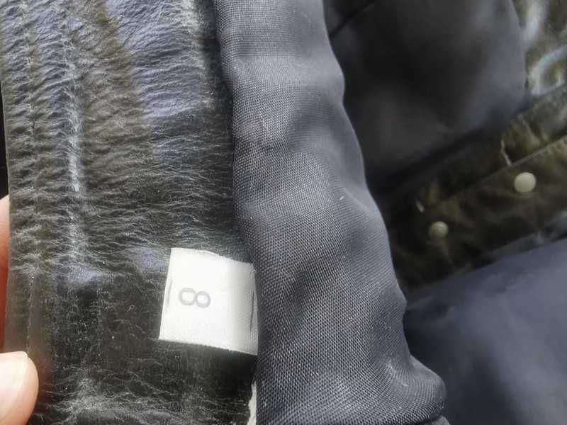 Calças com atilhos em pele