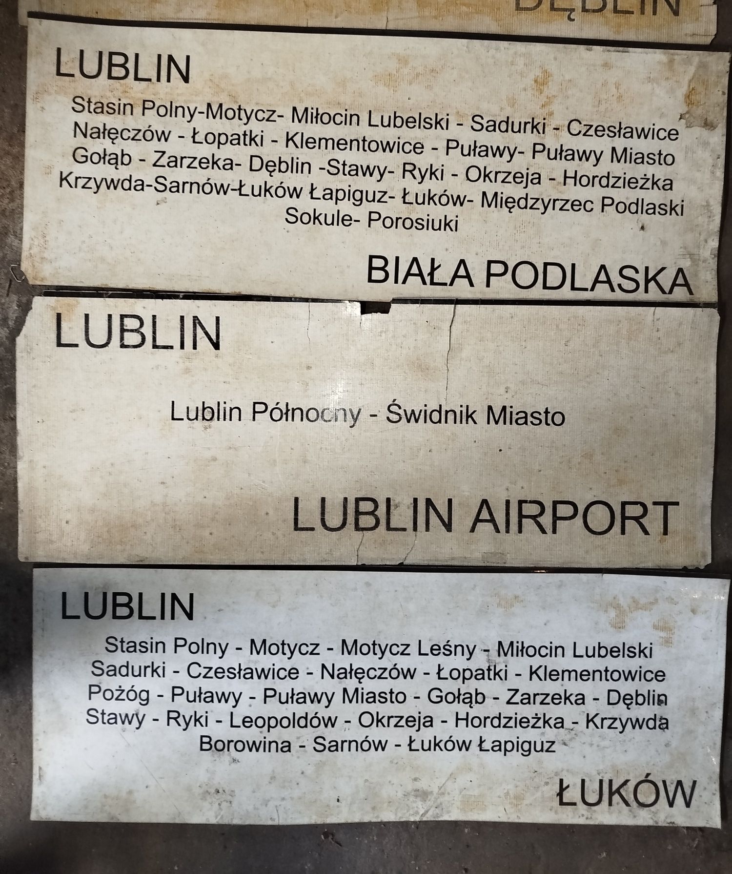 Stare tablice kierunkowe magnetyczne.