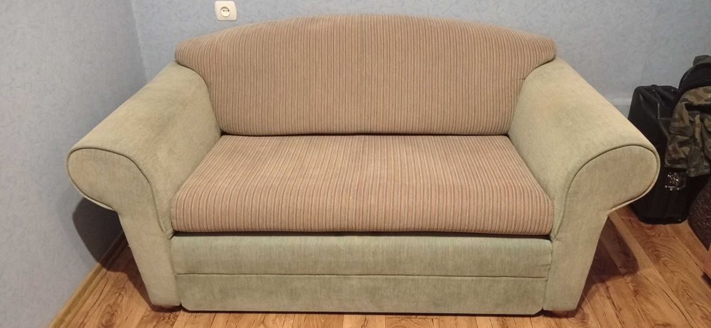 Sofa rozkładana odcień zieleni
