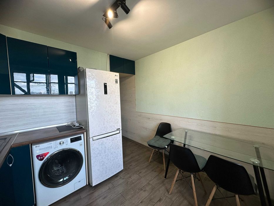 Малишка, 37 До метро 3 хвилини пішки Готівка або безготівковий розрах.