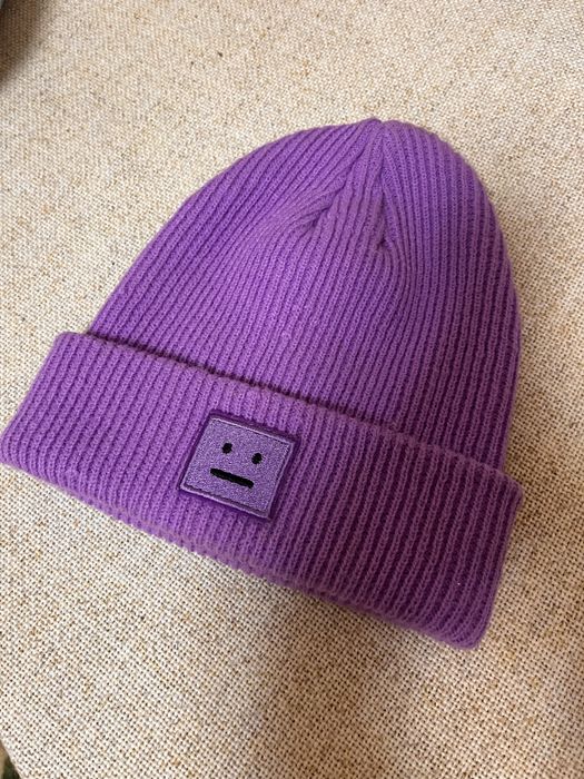 шапка фіолетового кольору