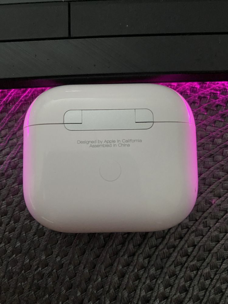 Słuchawki AirPods (3 generacji) z etui ładującym Lighting