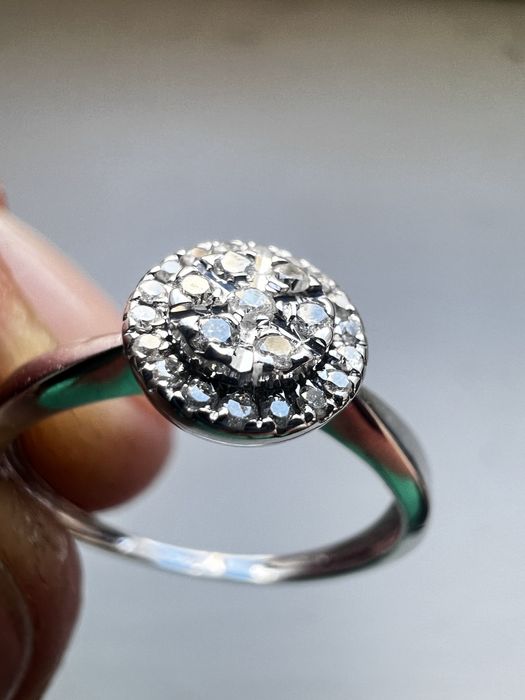 Золотое кольцо с бриллиантами  17р, 750’