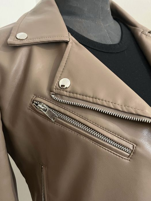 Бежева коротка косуха