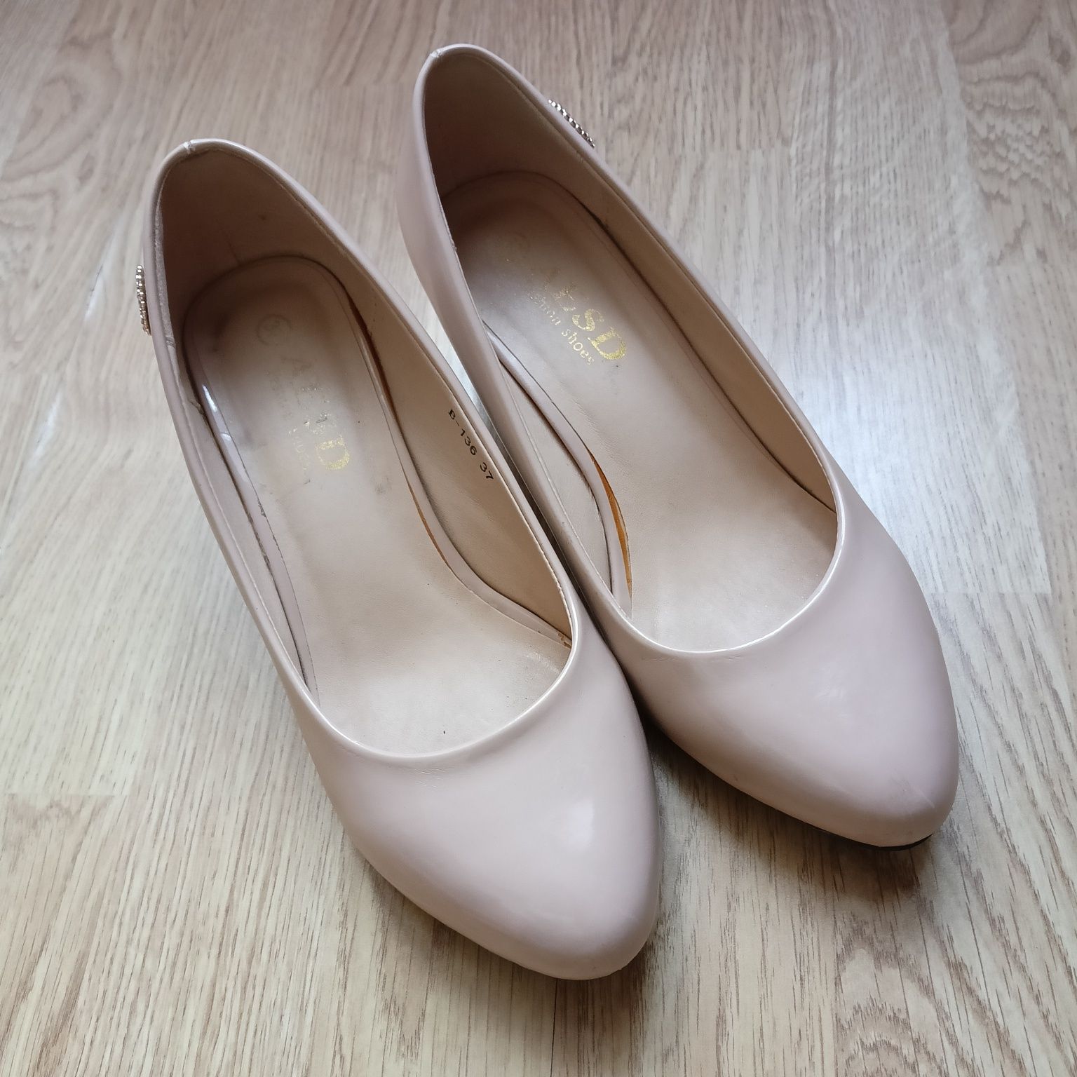 Buty na obcasie r.37