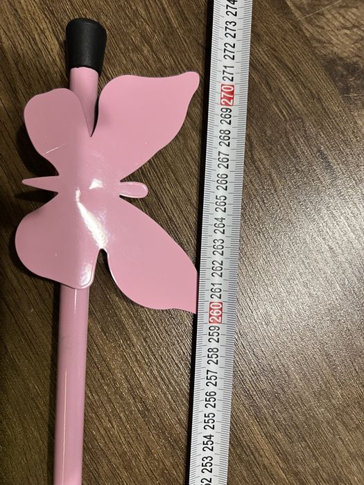 Karnisz do pokoju  różowy