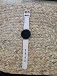 Smartwatch SAMSUNG Galaxy Watch 4. Różowo-złoty. Stan bardzo dobry.