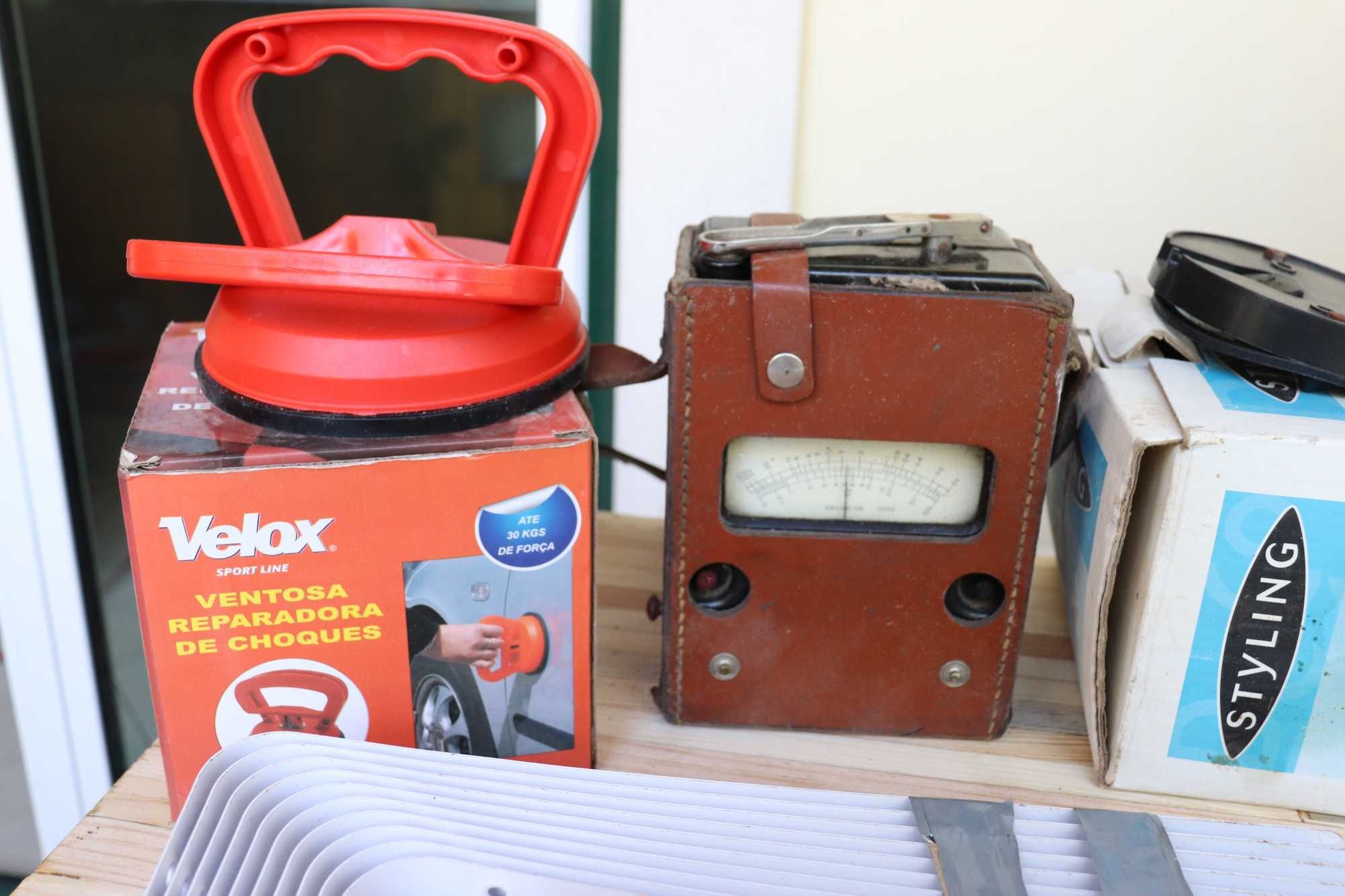 Lote Variado: Coluna, Extractor, Candeeiro, Lâmpadas, etc.