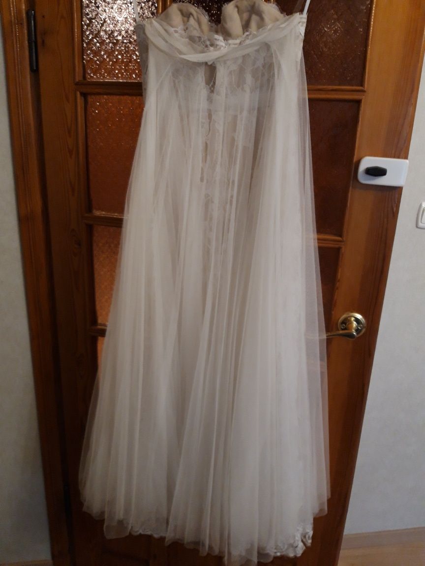 Suknia ślubna w koronkę