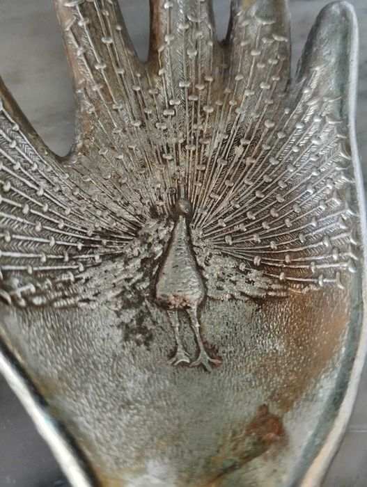 Duas mãos decorativas em metal