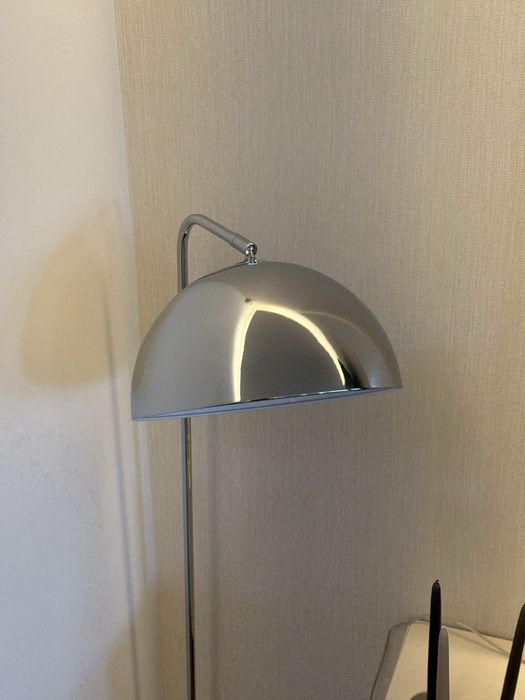 Candeeiro da AREA STORE de pé metalizado