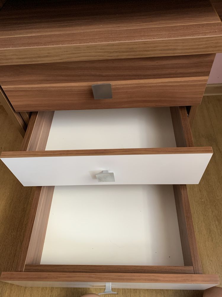 biurko z półkai i Lóżko o wymiarach (206x95x83cm) z materacem i deką