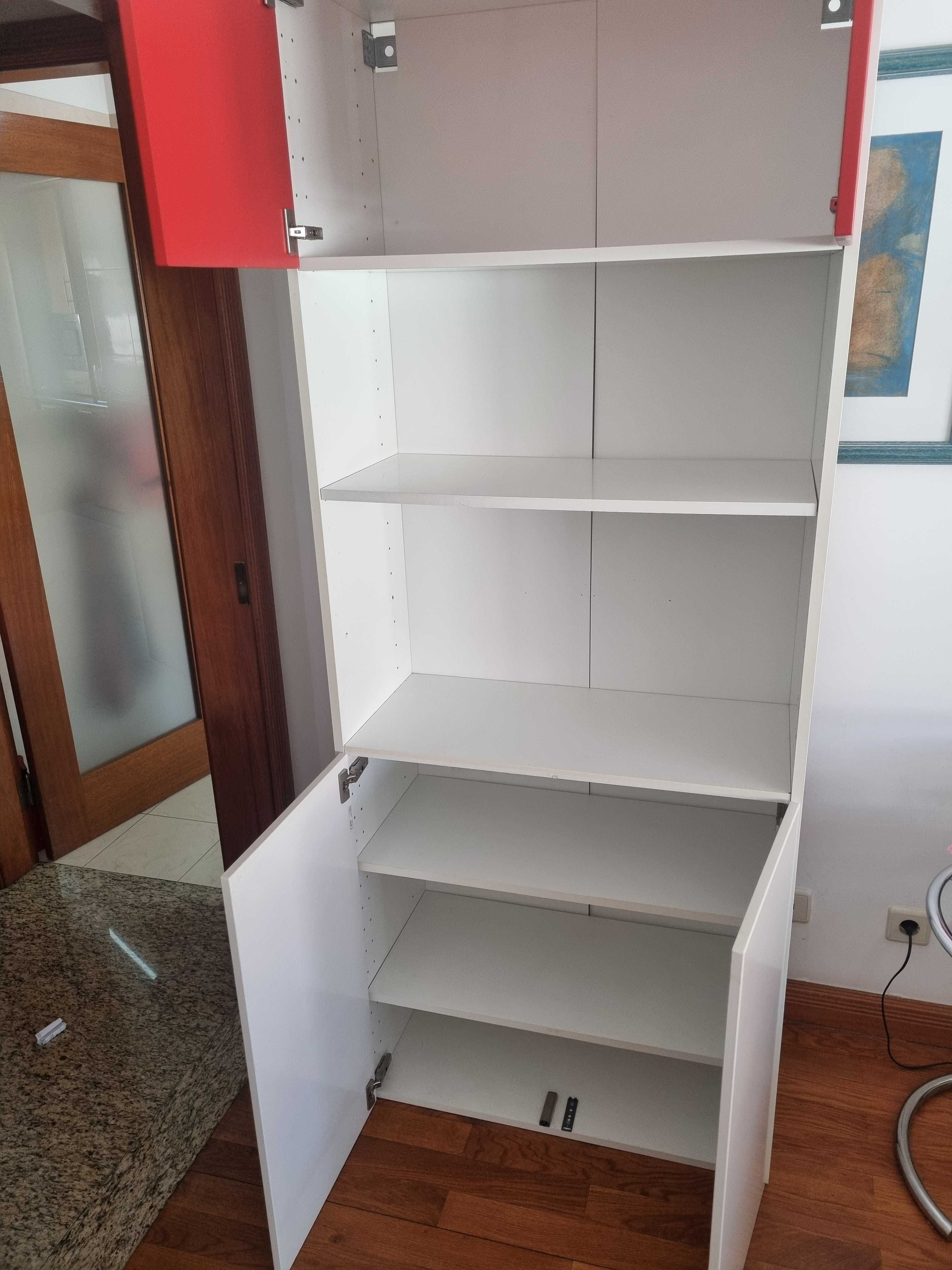 Movel Ikea branco e Vermelho