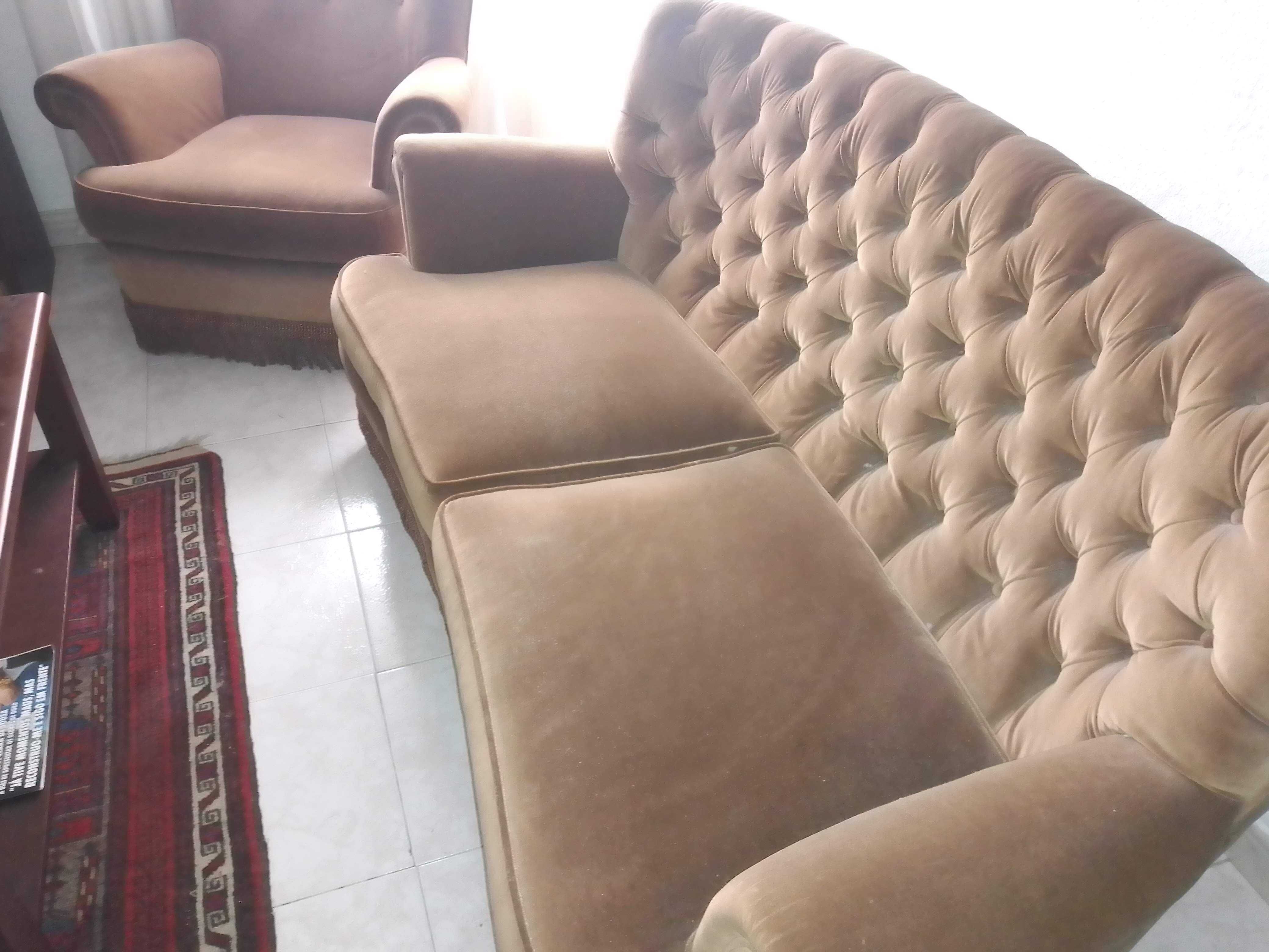 3 sofás em veludo estilo vintage em bom estado