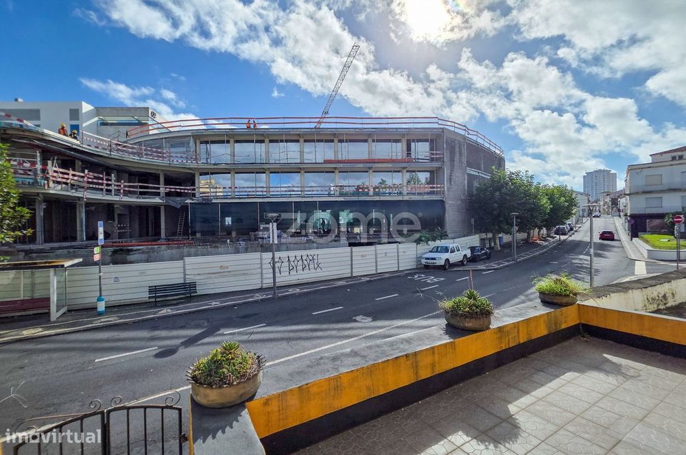 Moradia com Projeto Aprovado de Ampliação - São Pedro, Ponta Delgad...