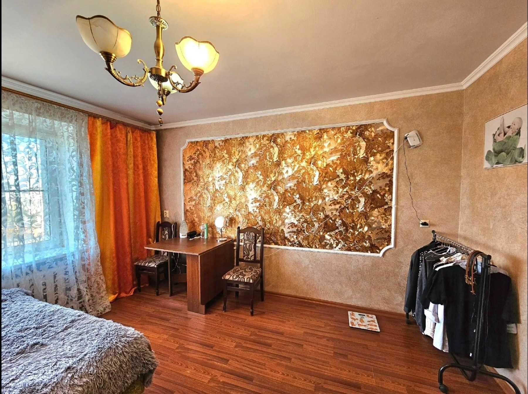 3к самий центр гарний стан,зверху технічний поверх!