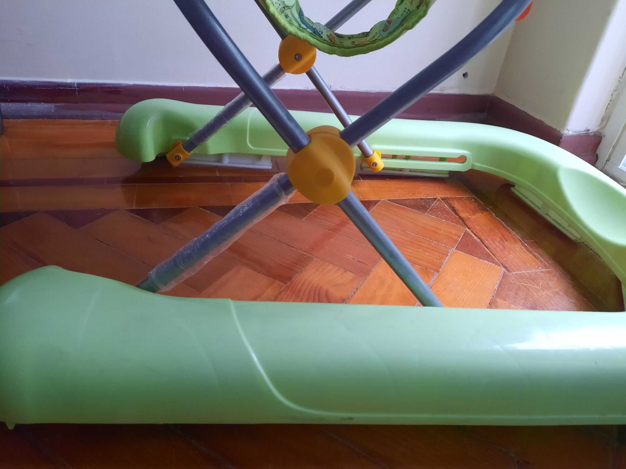 Um carrinho para ensinar as crianças a andar