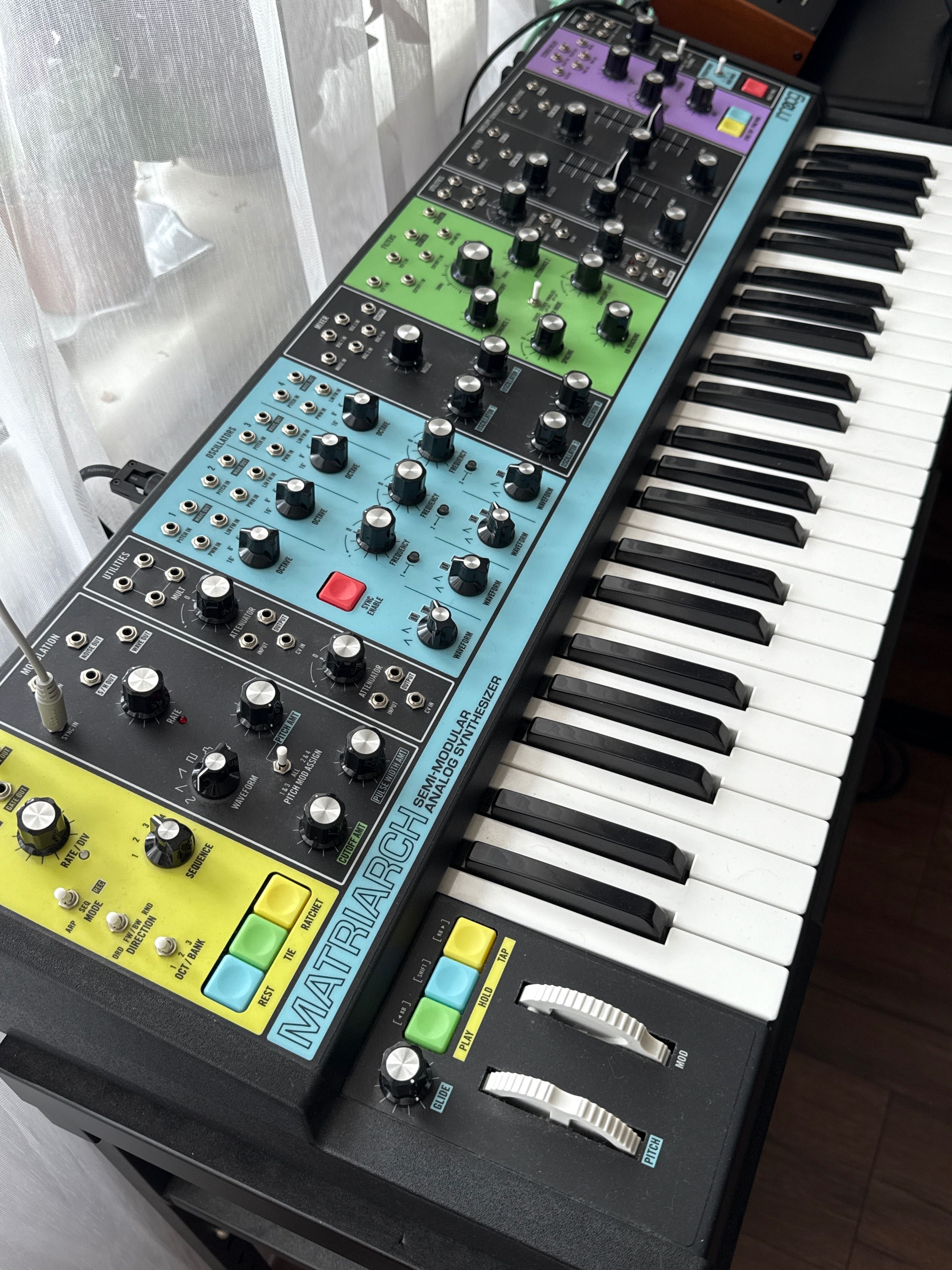 Moog matriarch з кейсом