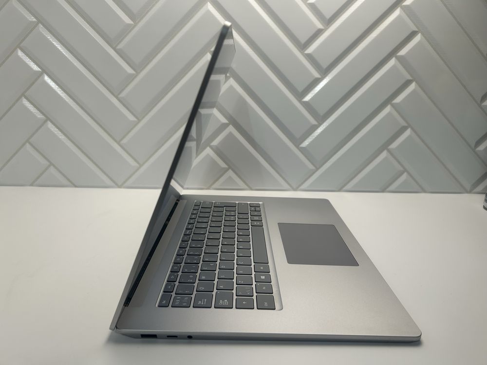 Microsoft Surface Laptop 4 (1979) i7-11gen 8 GB / 128 GB 15” Dotykowy