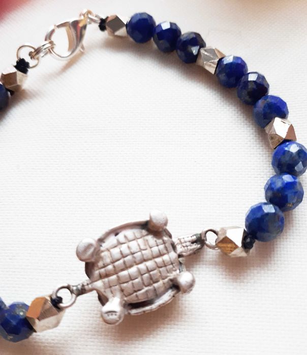 Bransoletka z kamieni Lapisu Lazuli i srebrny żółwiem 925