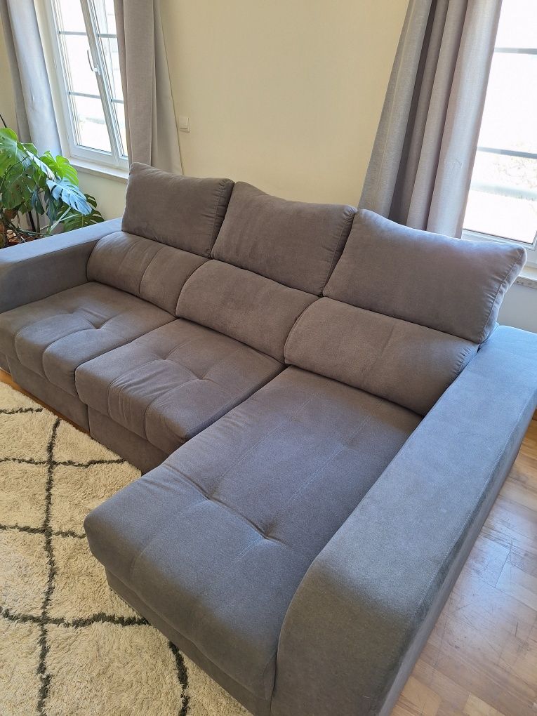 Sofá cinzento de 3 lugares com chaise