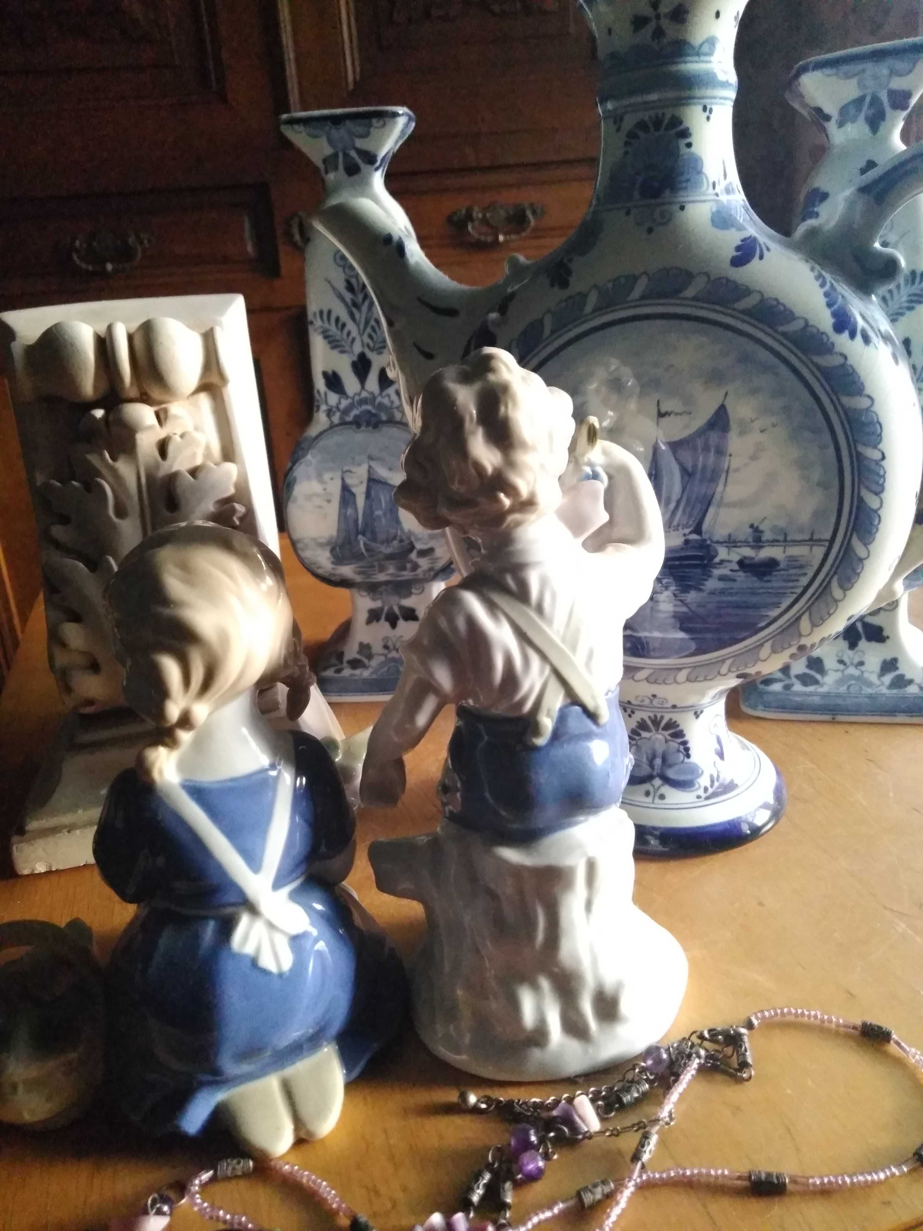 Dwie piękne figurki porcelanowe. W błękicie. Chopiec i Dziewczynka .