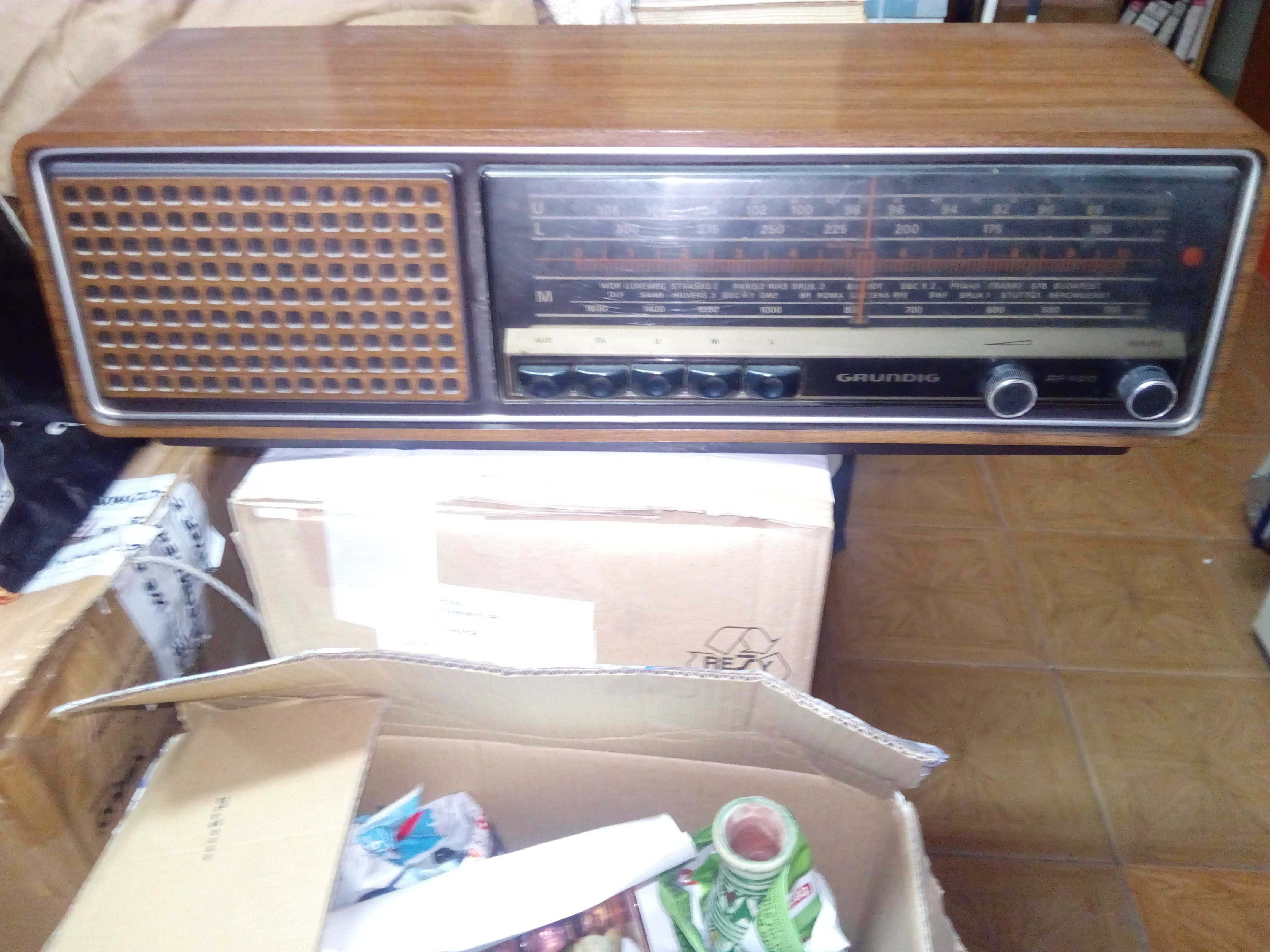 Rádio Grundig antigo RF 420