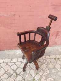 Cadeira vintage em madeira giratória de barbeiro