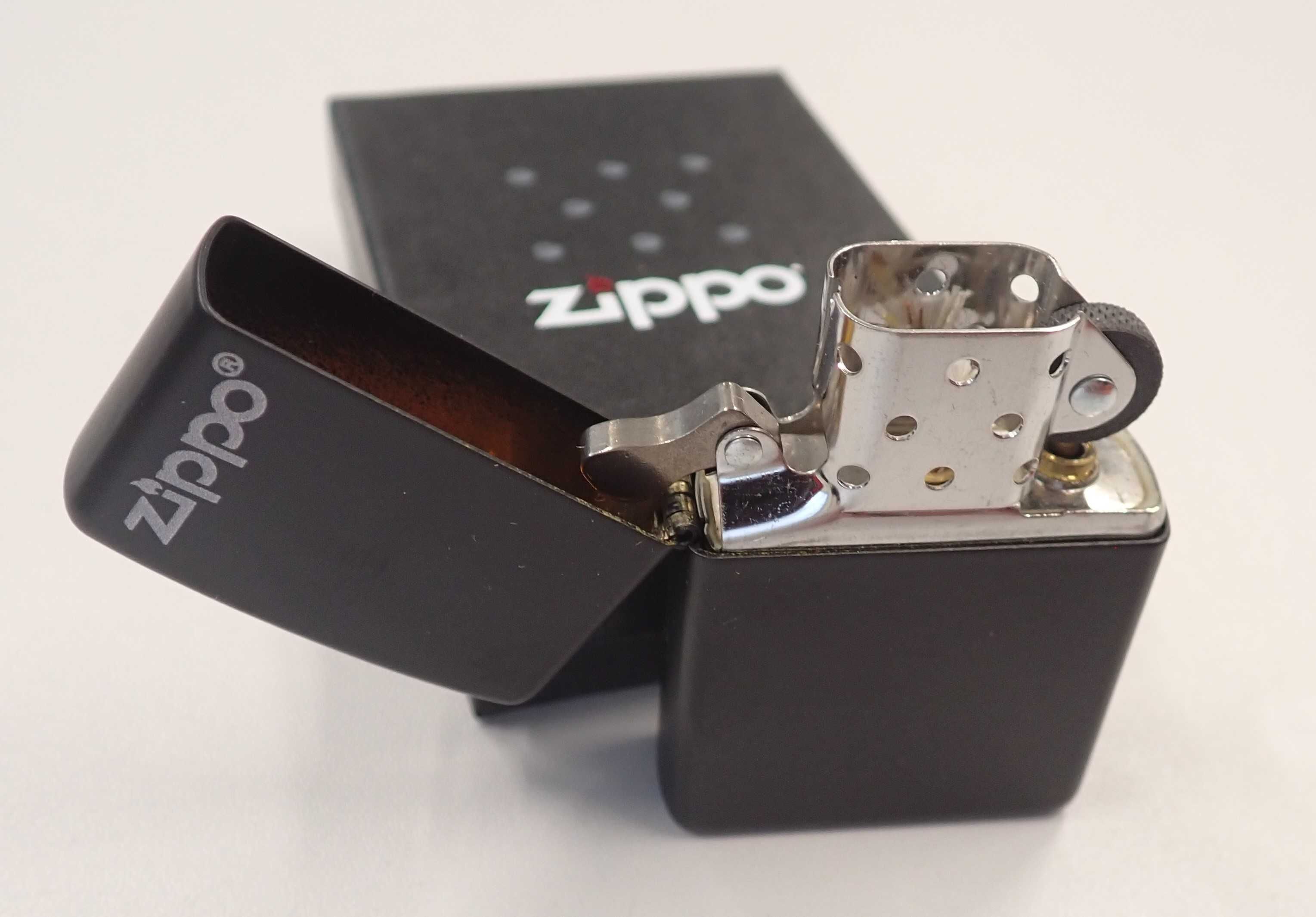 Zapalniczka Zippo czarna z logo