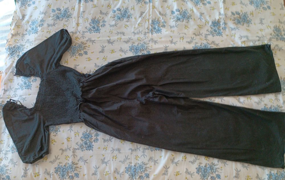 macacão preto , mulher