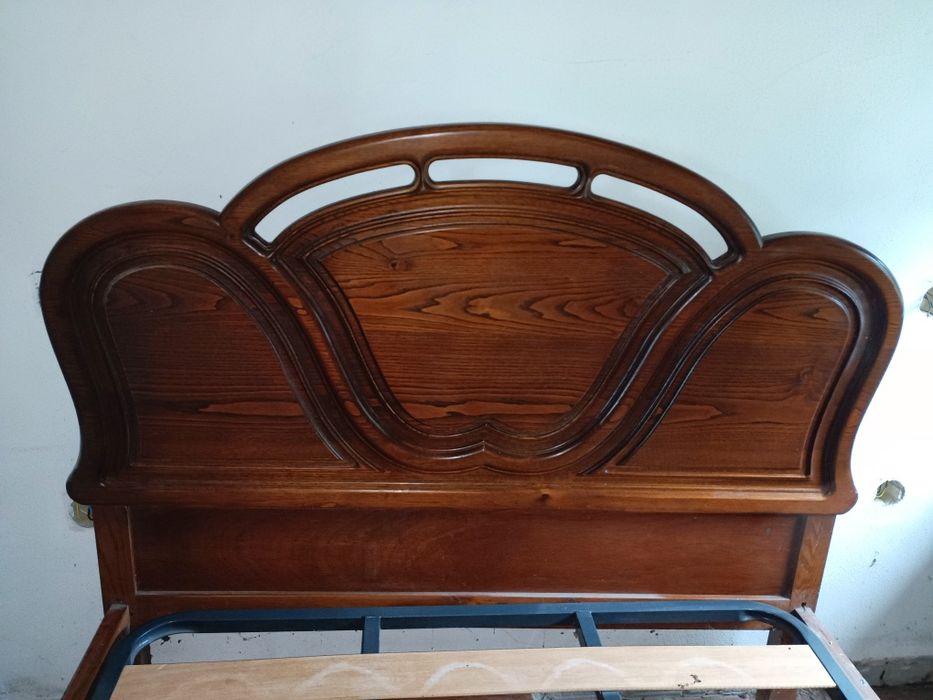 Cama de casal em madeira maciça de castanho com estrado metálico 
Perf