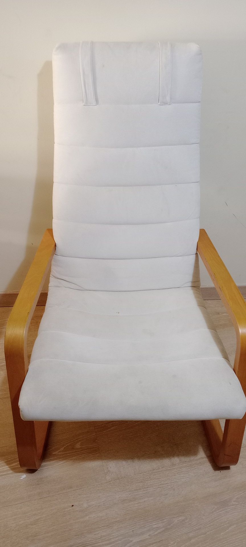 Poltrona usada em bom estado. Com detalhes no tecido.