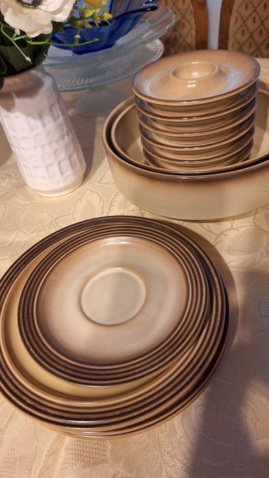 Zestaw śniadaniowy: podstawki na jajka, miski i talerze