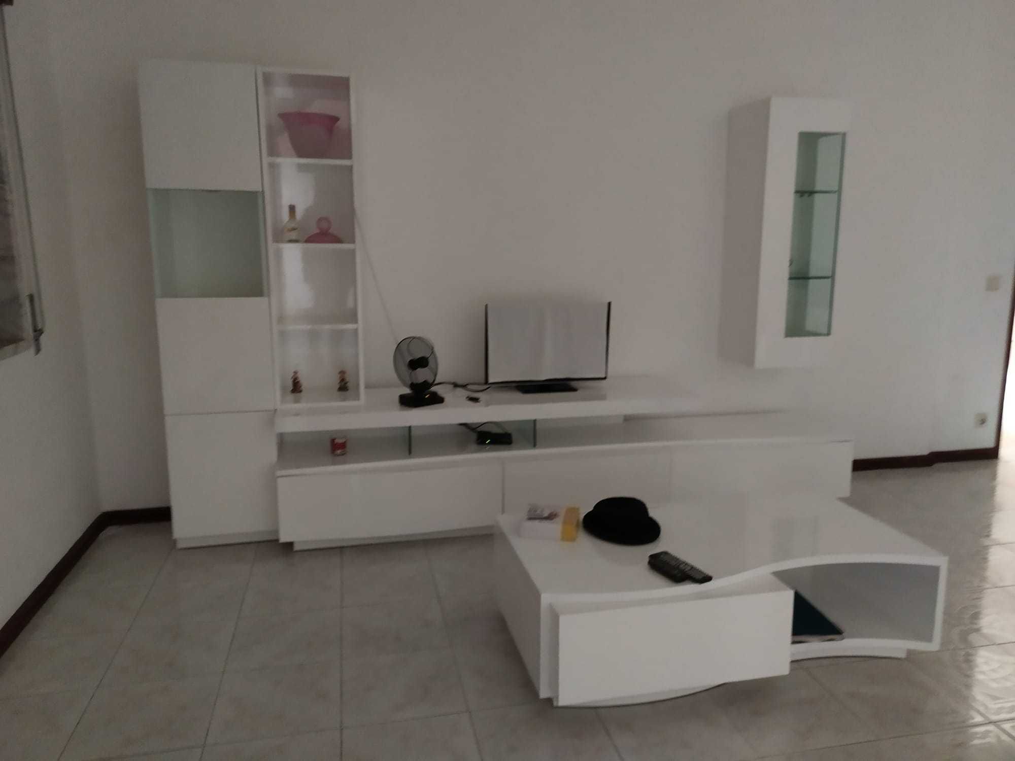 Móvel de Sala TV com Mesa de Apoio branco com muita arrumação