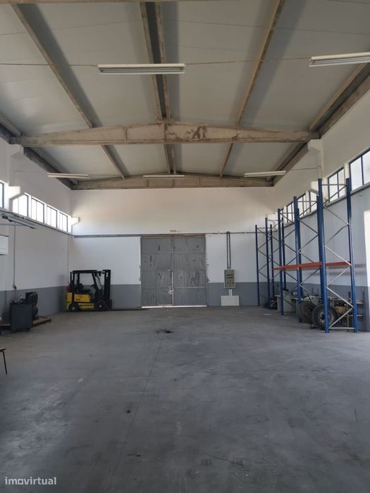Armazém para arrendar - Espaço amplo e Bem localizado
