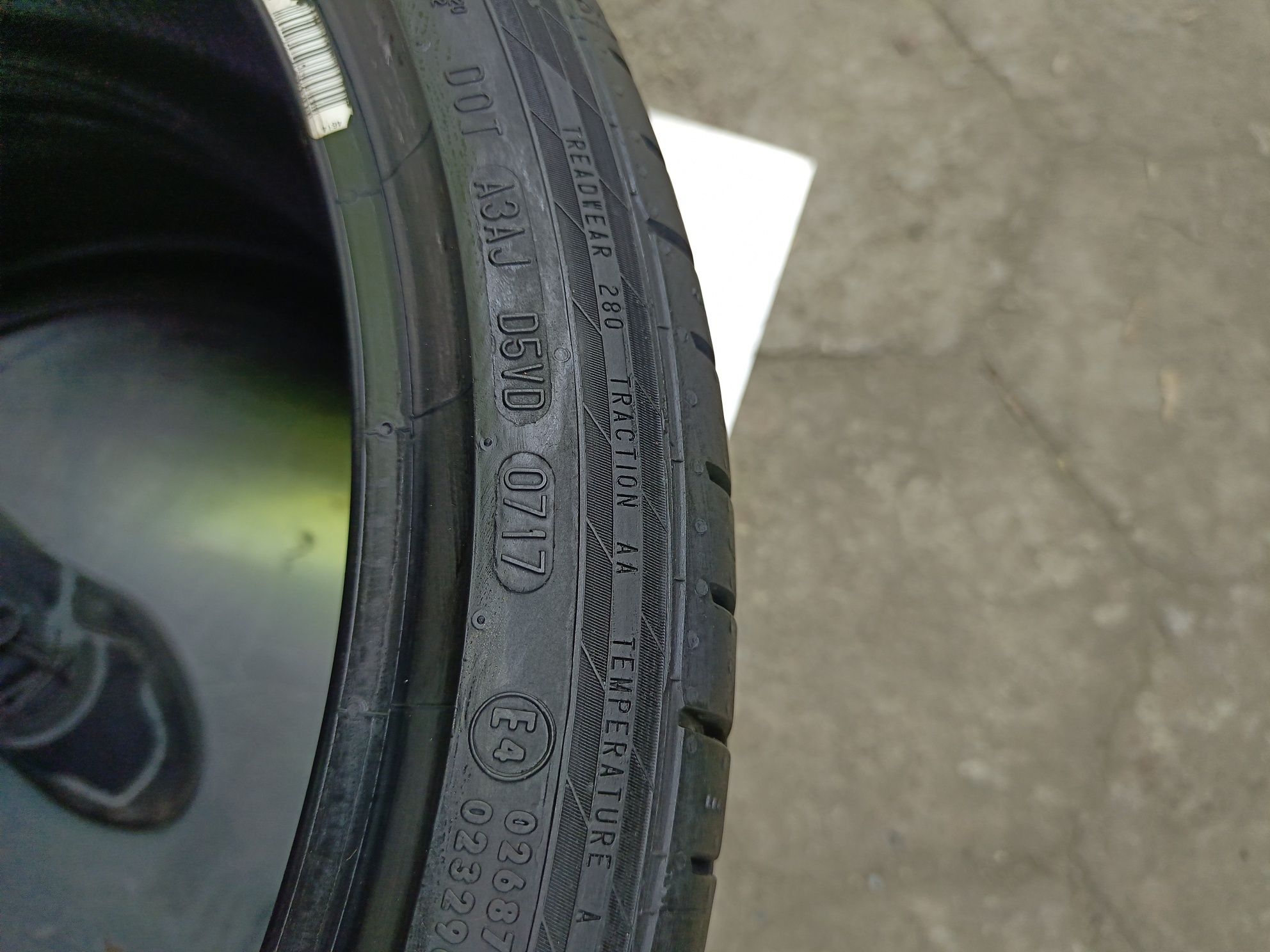 6,5mm Continental 235/35 R20, cena za 2szt.