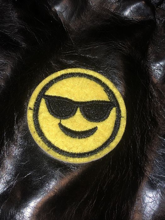 modny, skórzany worek na plecy z naszywkami