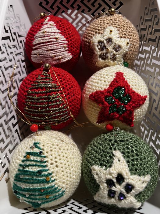 Czerwona bombka ręcznie robiona na szydełku - złote koraliki