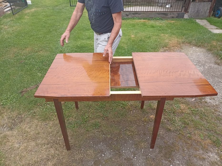 Drewniany stolik i krzesełka