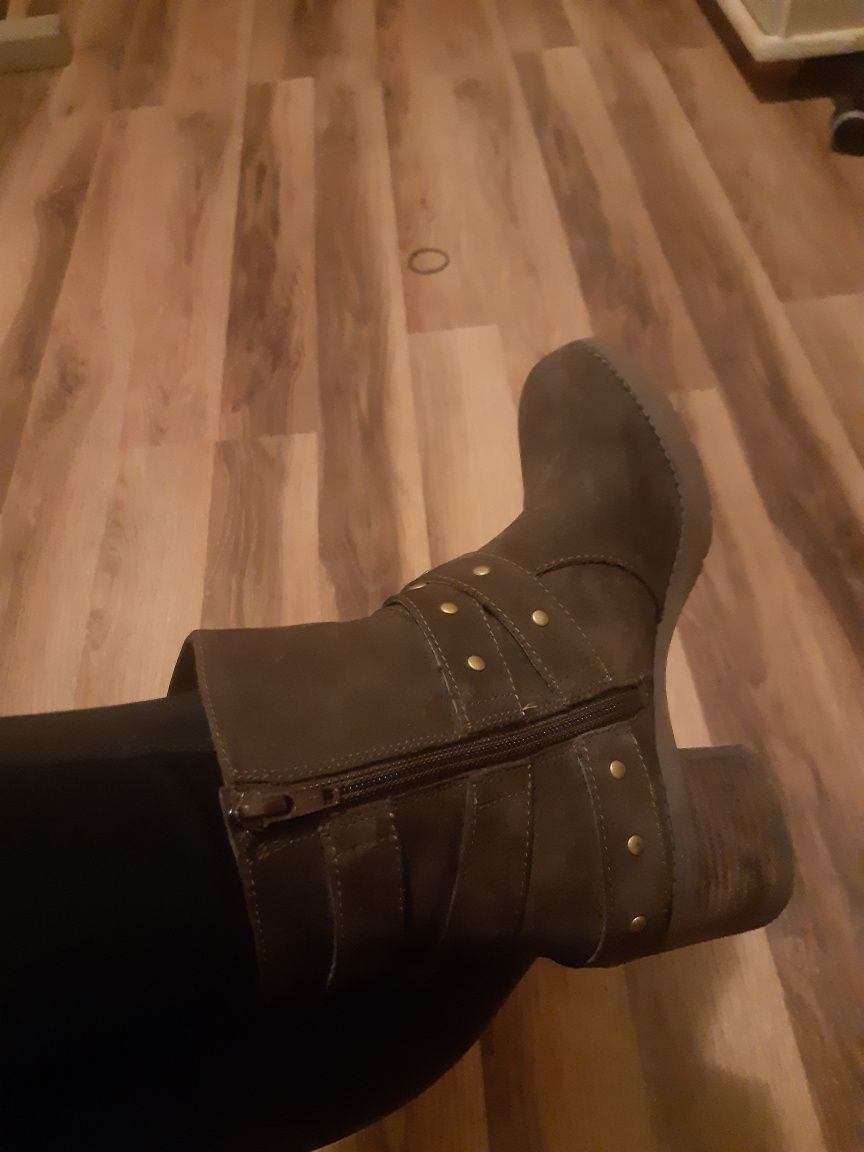 Brązowe botki na stabilnym obcasie