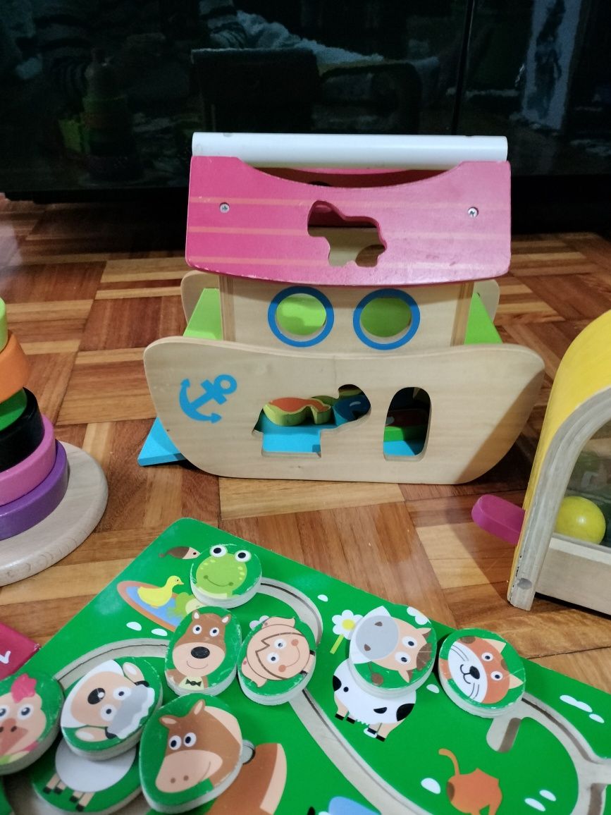 Brinquedos e puzzles de madeira