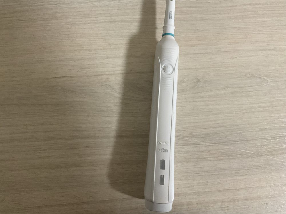 Электрическая зубная щетка BRAUN Oral - B