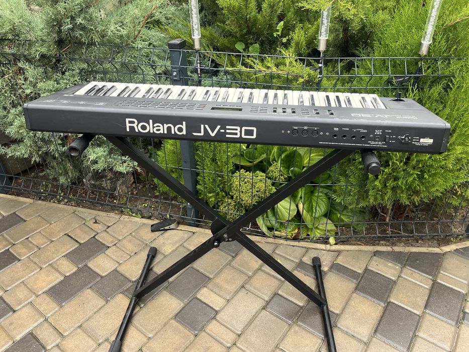Синтезатор Roland JV-30 / многотембральный