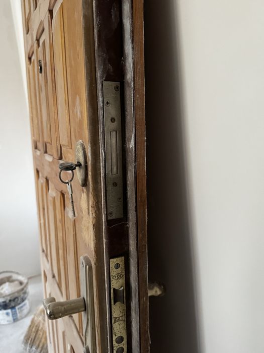 Вхідні двері, залізні але обшиті деревом