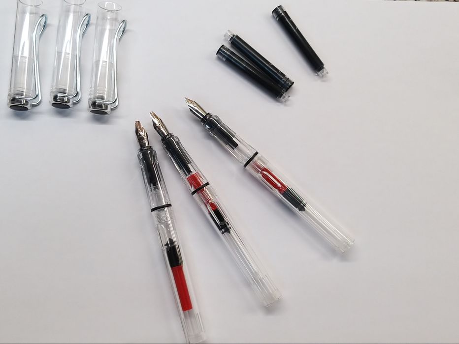 Canetas para caligrafia.