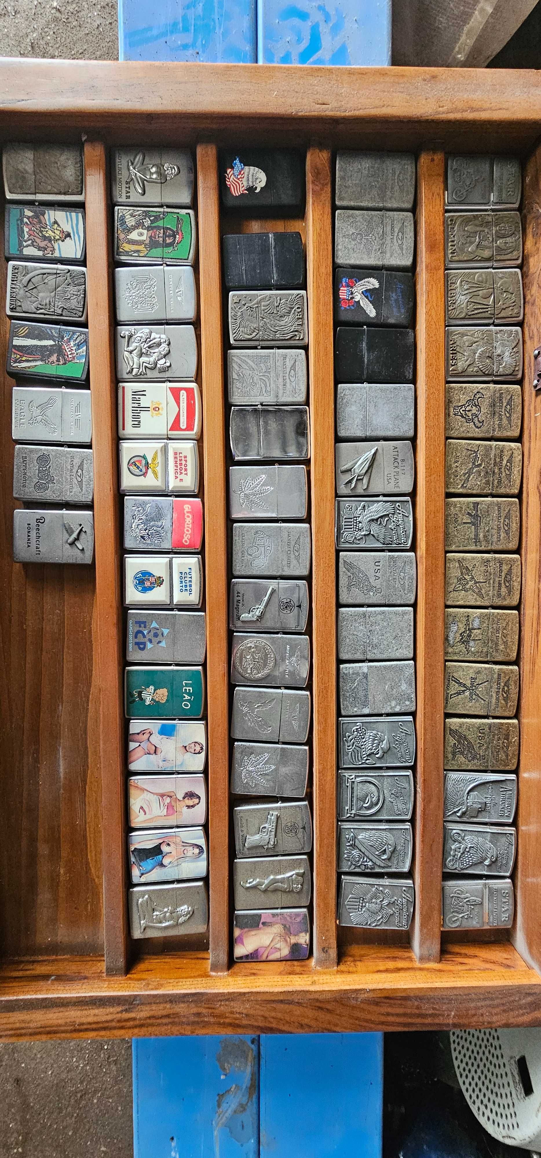 Coleção de isqueiros tipo Zippo antigos e temáticos