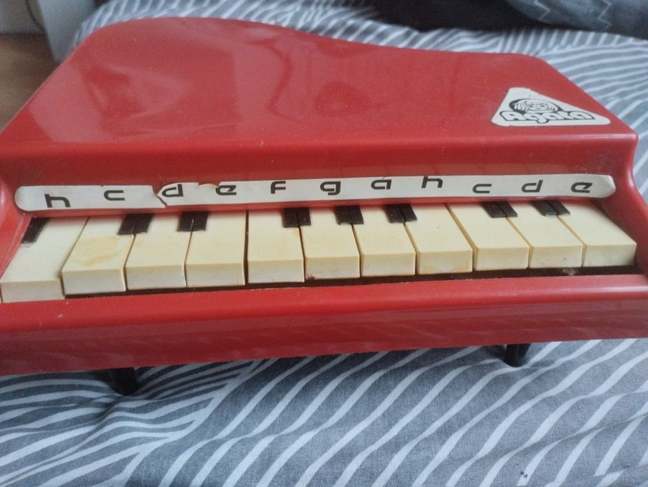 Czerwone pianino Agata Retro PRL