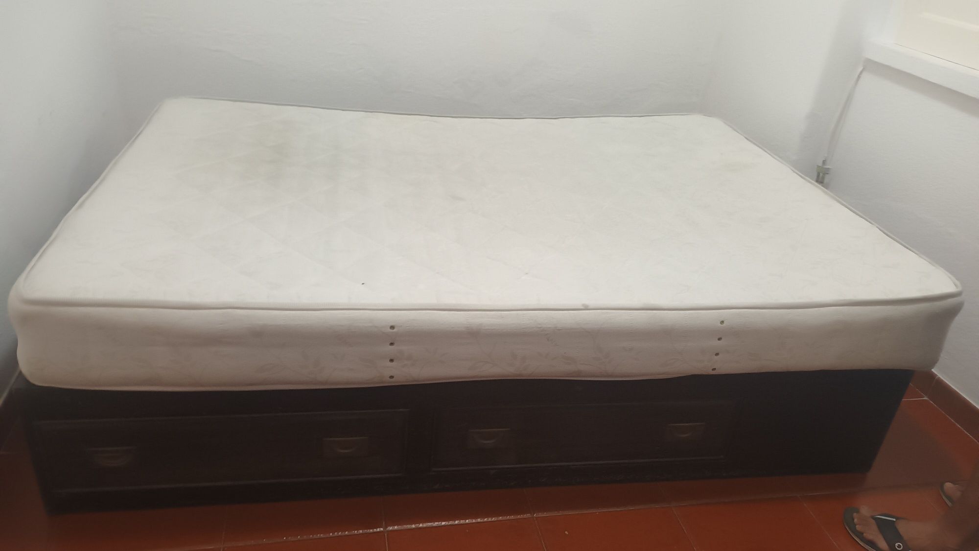 vendo cama casal madeira pura com colchão  e 2 gavetas grandes