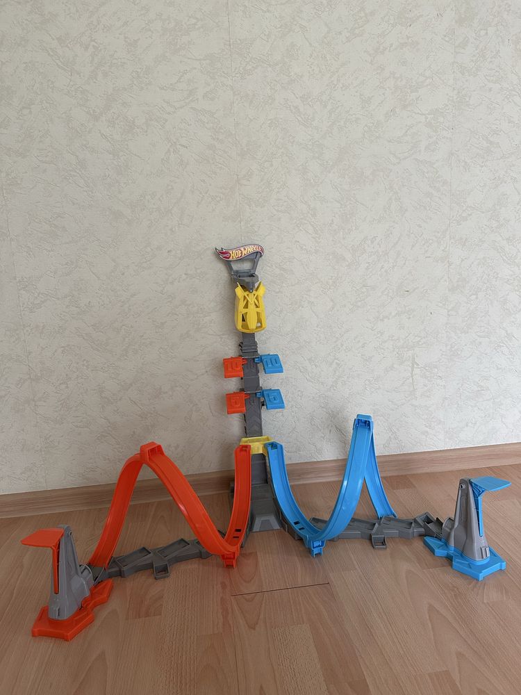 Ігровий набір «Трек Хот Вілс Стрибок Переможця», машинки в подарунок