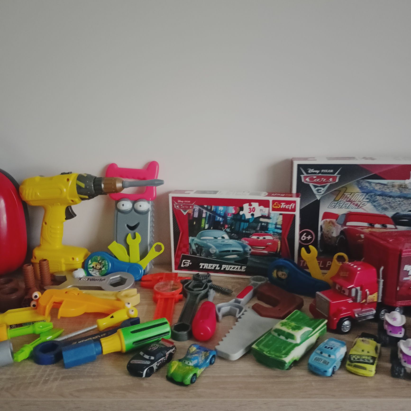 Duży zestaw  zabawek Cars, puzzle,warsztat,narzędzia,auta